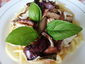 Pasta fresca con melanzane grigliate su mousse di ricotta e salsa